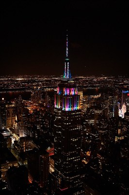 ตึกเอ็มไพร์สเตทจับมือ iHeartMedia จัดแสดงแสงสีประกอบเพลง ส่งกำลังใจให้ชาวนิวยอร์กเอาชนะโควิด-19