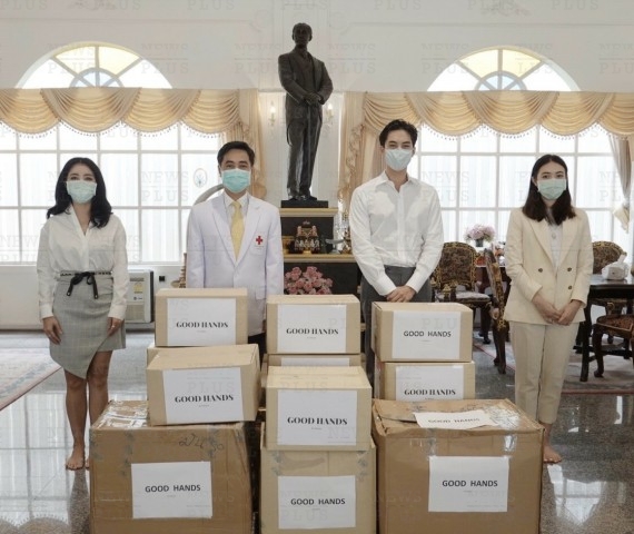 พีช พชร-ครอบครัว ร่วมเป็นกำลังใจให้ทีมแพทย์ พยาบาล มอบ สเปรย์-เจล-แอลกอฮอล์ และ ชุด PPE รพ.จุฬาลงกรณ์ สภากาชาดไทย
