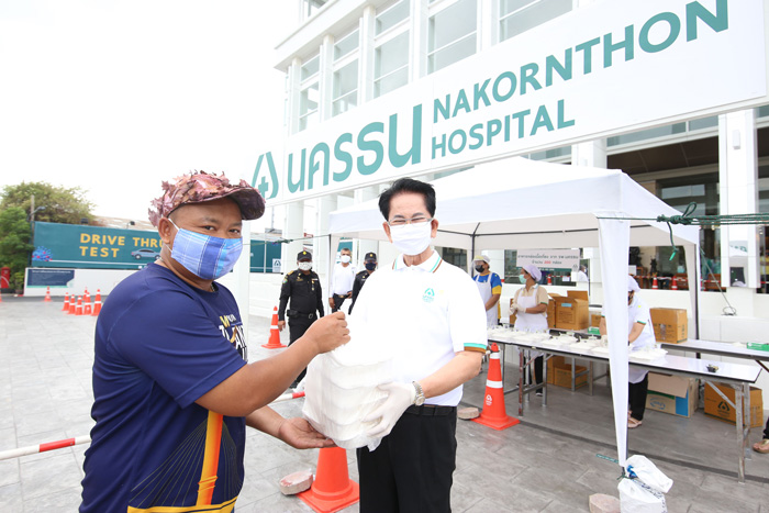 โรงพยาบาลนครธน แจกข้าวกล่องฟรี ช่วยเหลือคนไทยที่ได้รับผลกระทบจากวิกฤตโควิด-19