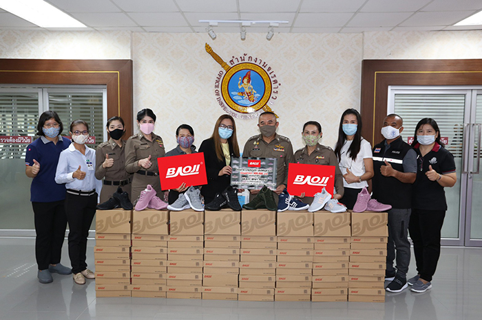 “หลงไทย”  มอบรองเท้าแบรนด์ บาโอจิ กับโครงการ “บาโอจิรวมใจ มอบให้ทีมตำรวจ”